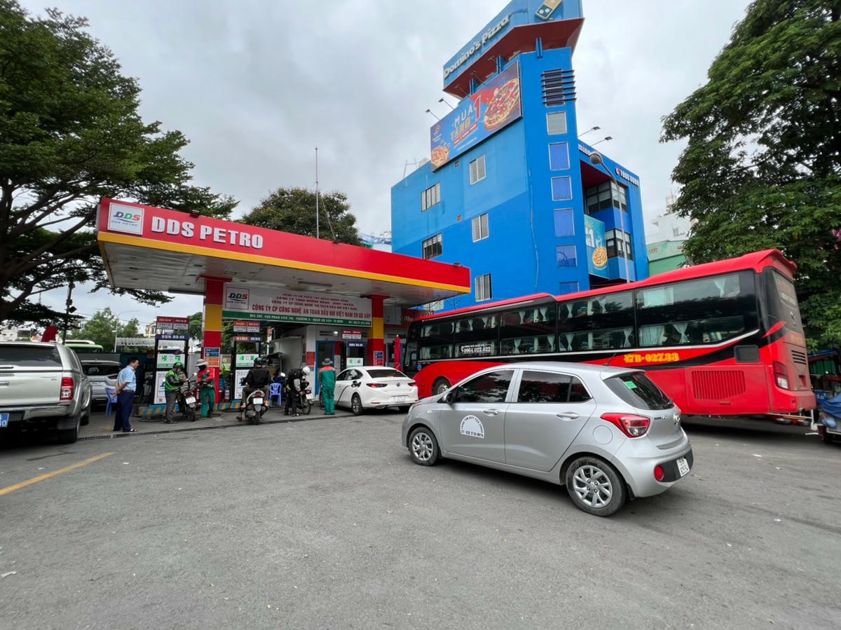 Vài cửa hàng tại TP HCM ngưng bán do giá giảm mạnh.