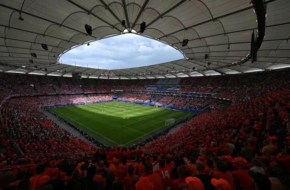 (Nguồn: UEFA) Ba-Lan-vs-ha-lan_16-10.jpg