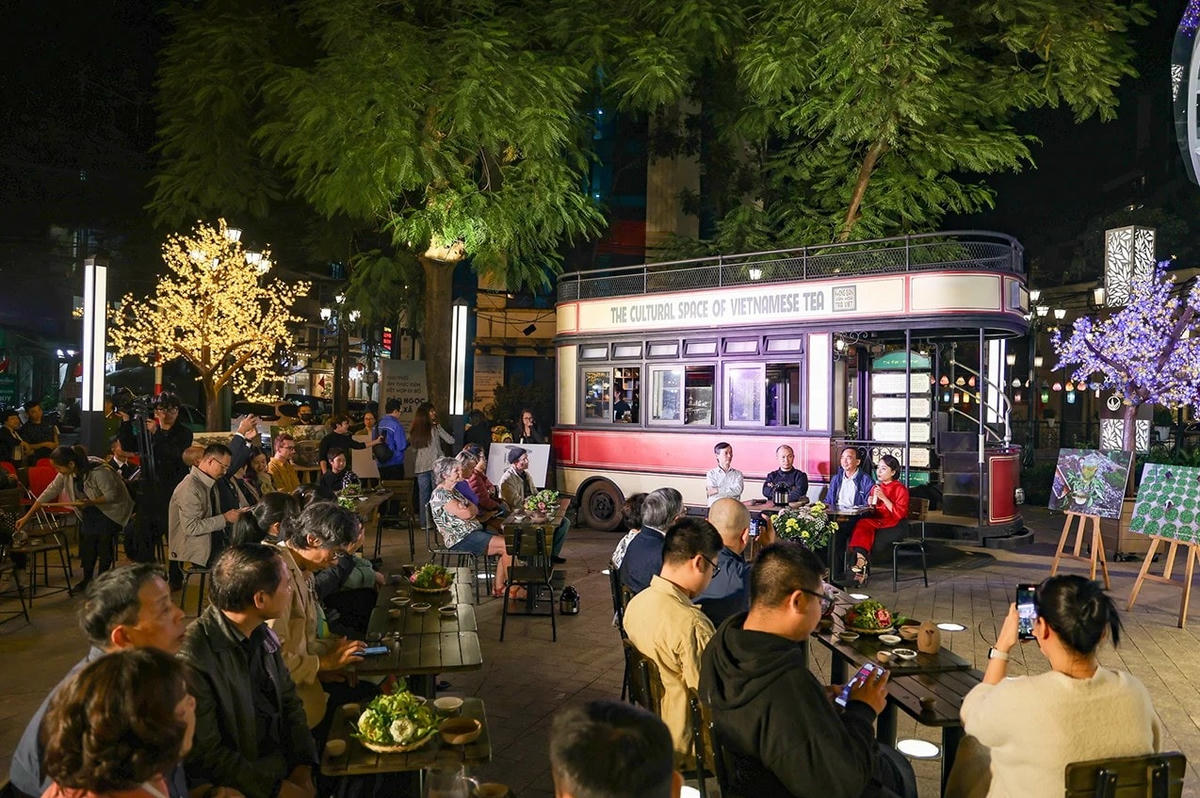 Tập sách “Trò chuyện với hoa thủy tiên và…” vừa được phát hành. Ảnh: H.Đ.