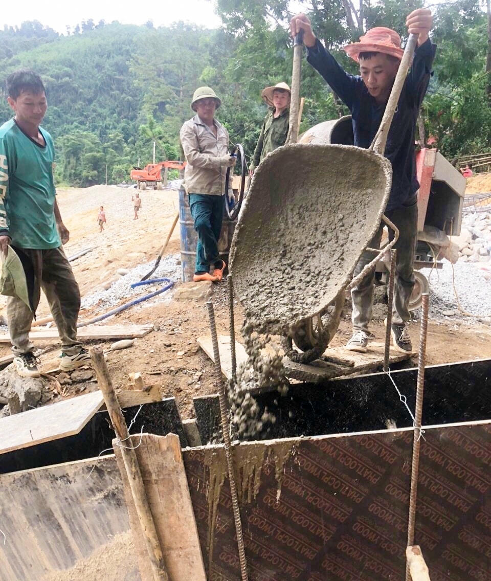 Thi công xây dựng kè chống sạt lở và bến đò cho khu vực dân cư hai bản vùng lõi vườn quốc gia Pù Mát.