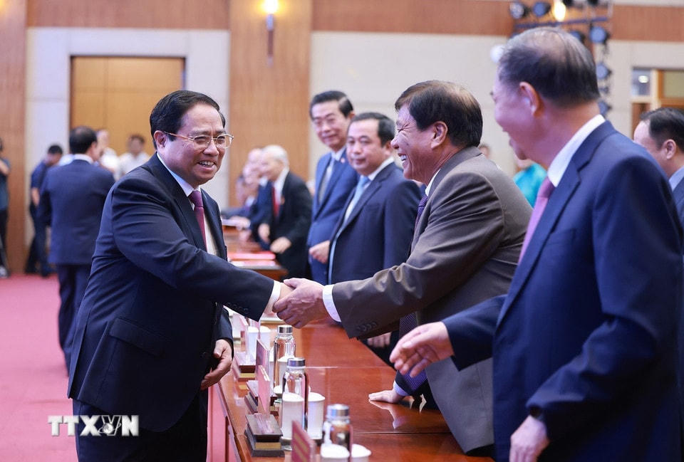 Thủ tướng Phạm Minh Chính với lãnh đạo, nguyên lãnh đạo thành phố Hải Phòng tại Lễ công bố các nghị quyết, quyết định của Trung ương về sáp nhập đơn vị hành chính của thành phố Hải Phòng. (Ảnh: Dương Giang/TTXVN)