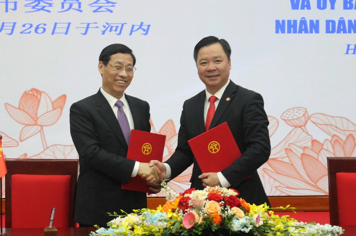 Đại diện lãnh đạo hai bên cùng nhau ký kết biên bản ghi nhớ hợp tác giai đoạn 2024-2029.