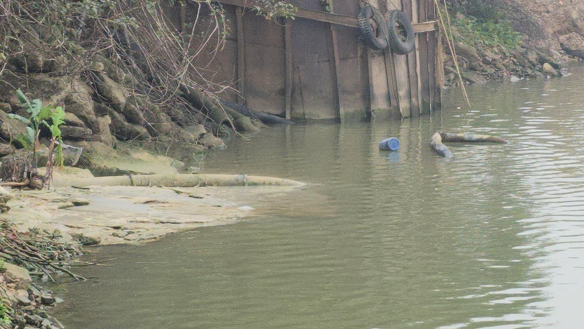 Ống nước thải của trạm trộn bê tông Hà Trang cắm thẳng xuống lòng sông