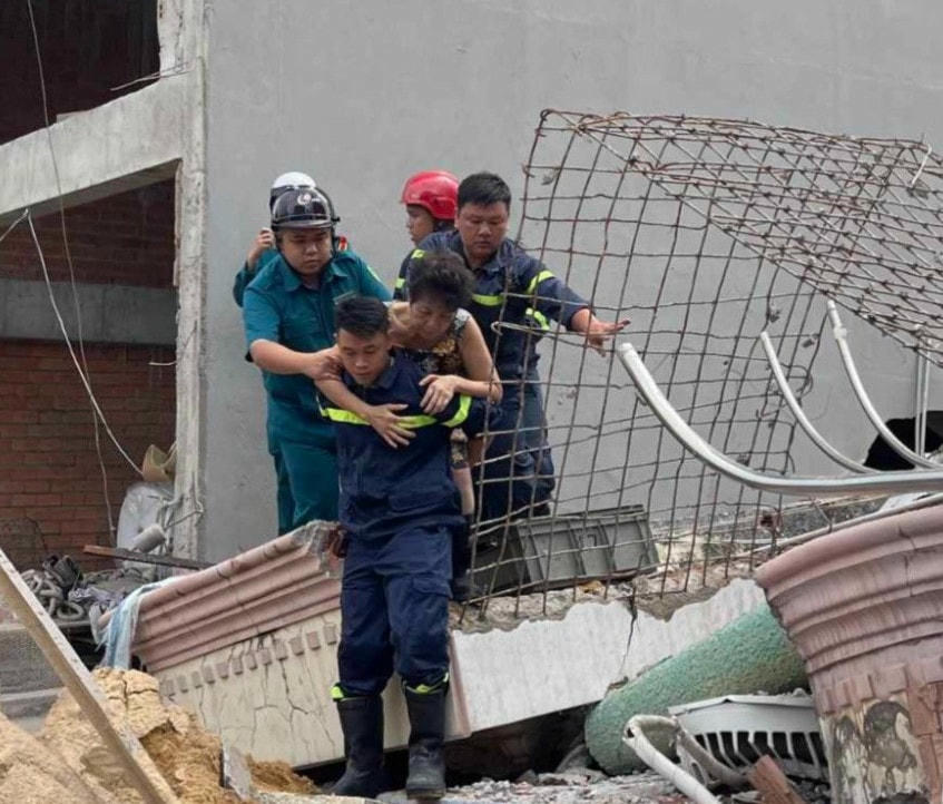 Lực lượng cứu hộ đưa người ra khỏi hiện trường vụ tai nạn.