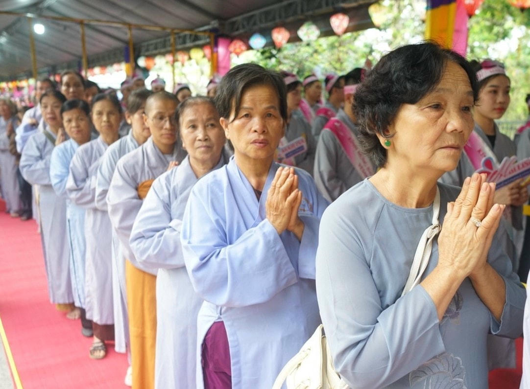 Người dân xếp hàng trật tự để chờ đến khu vực nhà chờ dành cho khách chiêm bái Xá lợi Đức Phật. Ảnh Q.Đ).