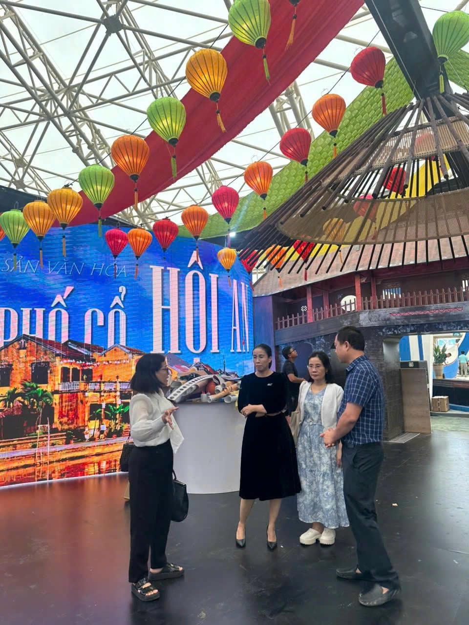 Khu vực trang trí mô hình chùa Cầu, đèn lồng Hội An tại triển lãm. Ảnh Nguyễn Tú.