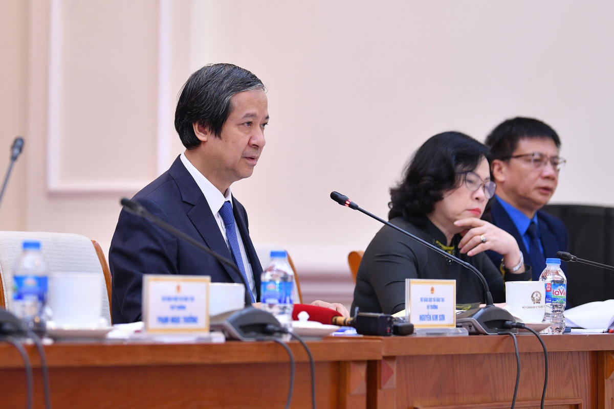 Bộ trưởng Bộ GDĐT trả lời câu hỏi của các nhà giáo.  