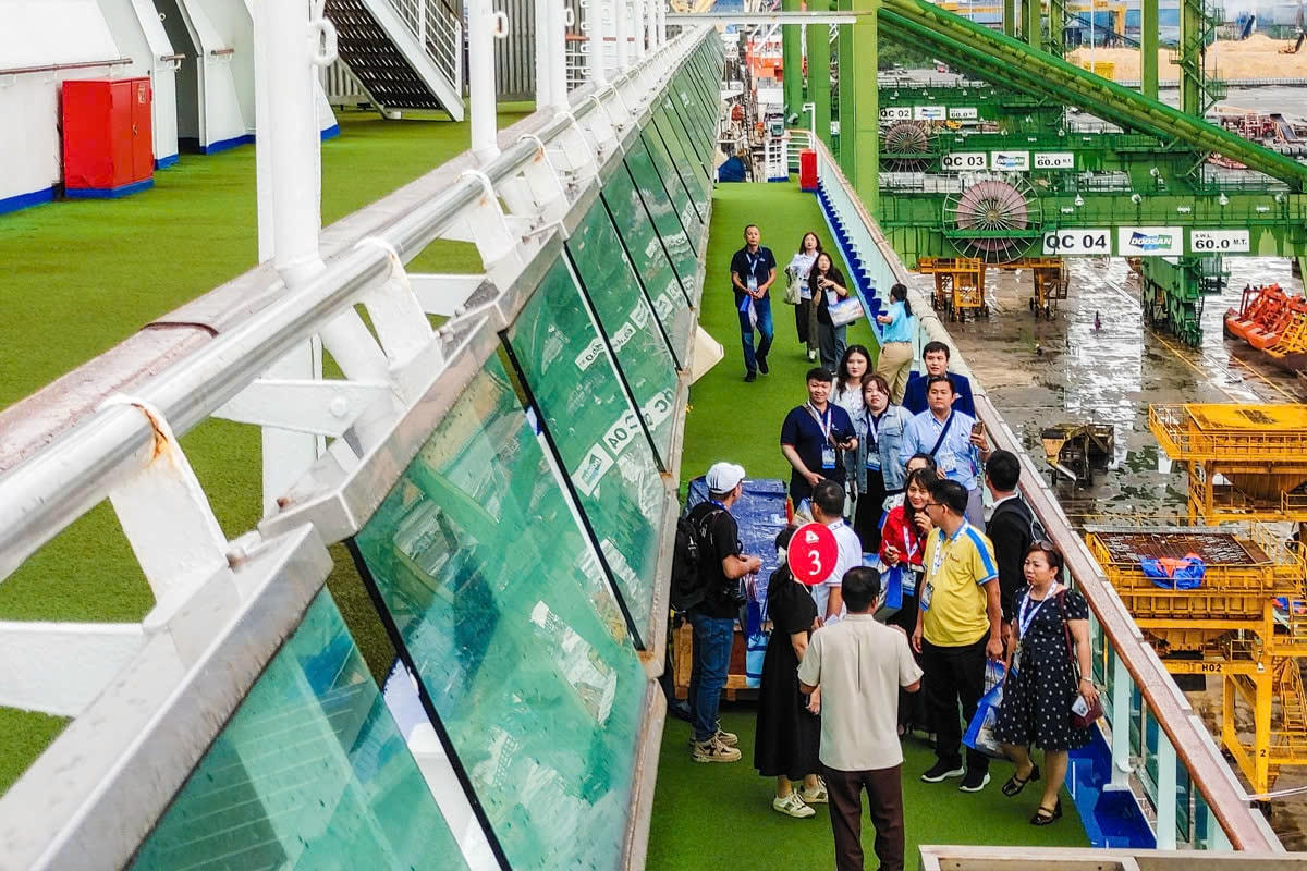 Tàu du lịch - Nhiều người đăng ký tham quan trải nghiệm tàu du lịch hiện đại