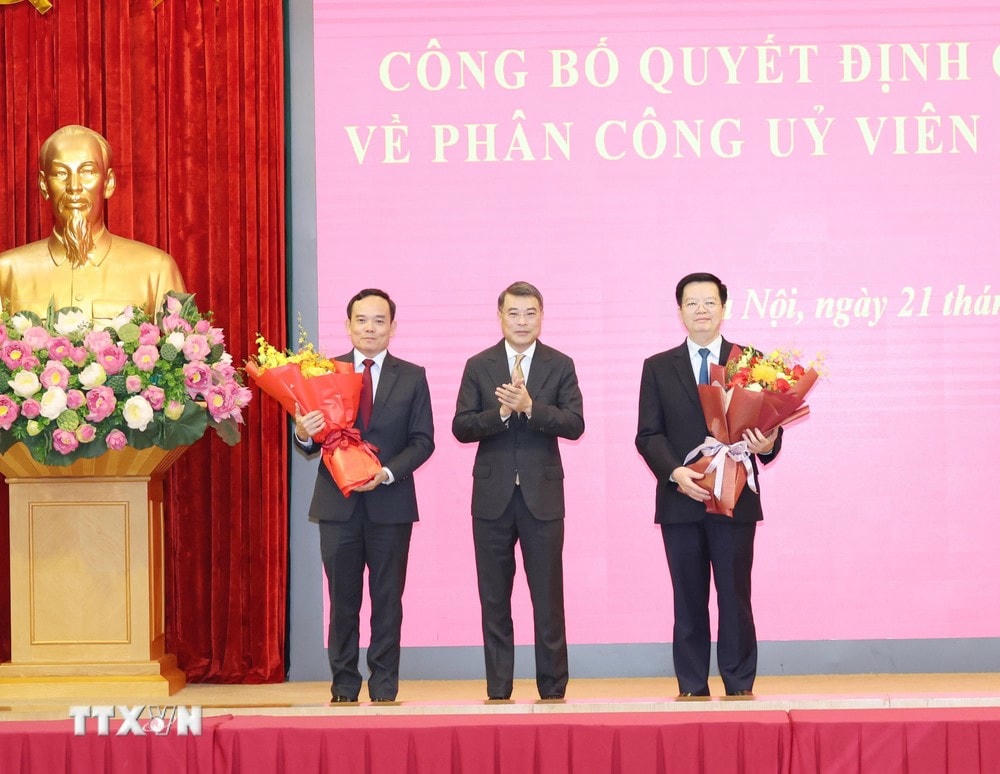 Đồng chí Lê Minh Hưng, Ủy viên Bộ Chính trị, Bí thư Trung ương Đảng, Trưởng Ban Tổ chức Trung ương tặng hoa chúc mừng các đồng chí Trần Lưu Quang (bên trái), Trưởng Ban Kinh tế Trung ương và Mai Văn Chính (bên phải), Trưởng Ban Dân vận Trung ương. (Ảnh: Trí Dũng/TTXVN) TTXVN_2108Bochinhtri1.jpg