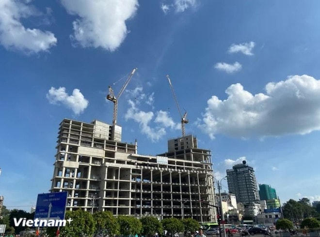 Luật Đất đai sửa đổi và luật Kinh doanh bất động sản mới đều có những quy định nhằm bảo vệ tốt hơn quyền và lợi ích hợp pháp của người sử dụng đất. (Ảnh: Vietnam+) bd-s-an-tphcm.jpg