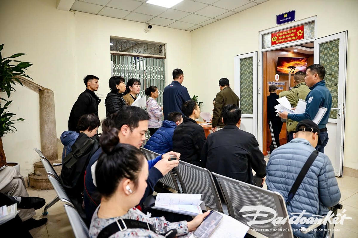 Người dân xếp hàng, ngồi ghế chờ