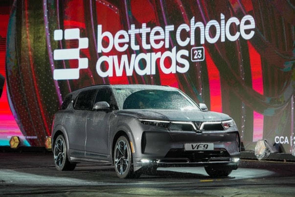 Sở hữu ngoại hình bề thế, uy nghi nhưng không kém phần thời trang, đẳng cấp, VinFast VF 9 là sự lựa chọn của thế hệ “chủ tịch mới” tại Việt Nam.