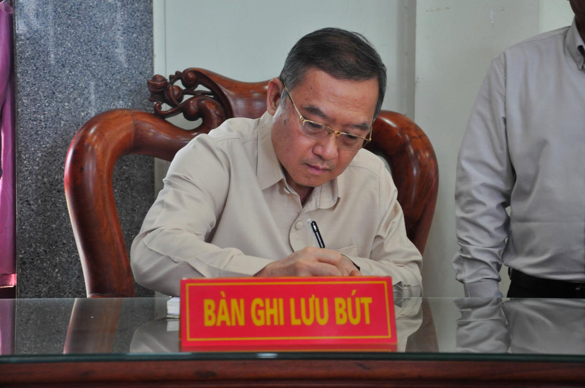 GS.TS OT Phon Sa Van ghi vào sổ lưu niệm tại Nghĩa trang liệt sĩ Quốc gia Đường 9.