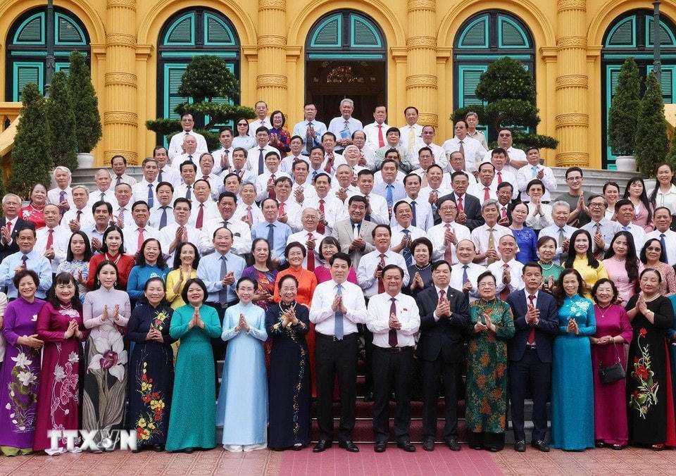 Chủ tịch nước Lương Cường với các đại biểu cán bộ Hội Khuyến học tiêu biểu toàn quốc. (Ảnh: Lâm Khánh/TTXVN)