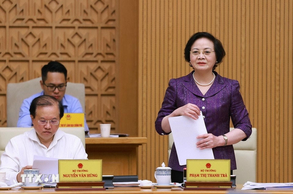 Bộ trưởng Bộ Nội vụ Phạm Thị Thanh Trà báo cáo về việc sắp xếp, tổ chức lại đơn vị hành chính các cấp và xây dựng mô hình chính quyền địa phương hai cấp. (Ảnh: Dương Giang/TTXVN)