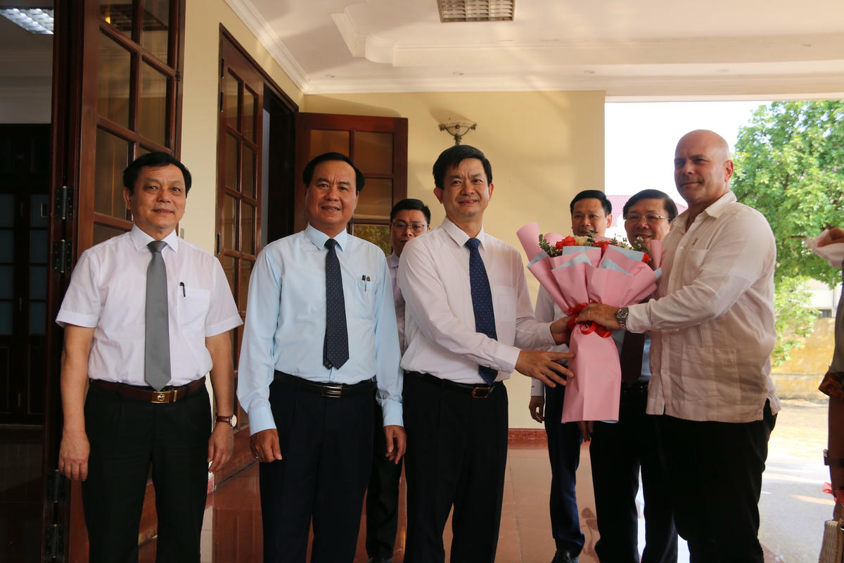 Lãnh đạo tỉnh Quảng Trị chào mừng ông Gerardo Hernandez Nordelo và đoàn công tác đến thăm.