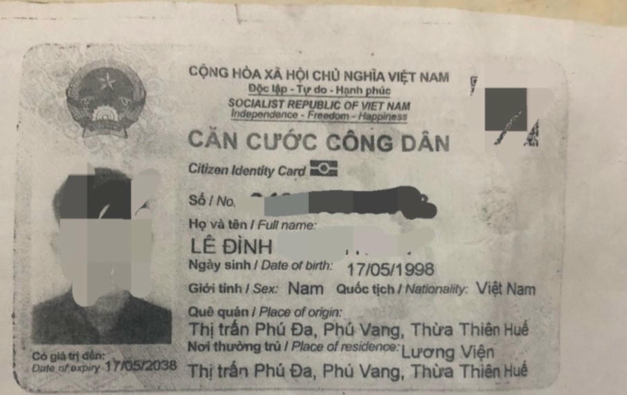 Giấy tờ tùy thân mà lực lượng chức năng phát hiện được khi kiểm tra cốp xe mô tô để trên cầu.