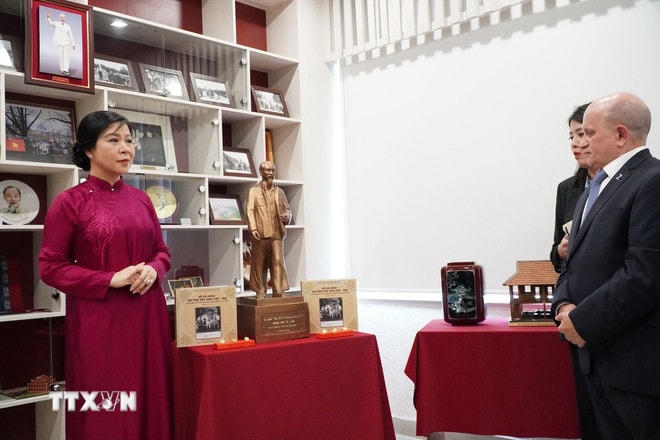 Phu nhân Ngô Phương Ly tặng trường 488 những món quà có ý nghĩa. (Ảnh: Tâm Hằng/TTXVN) ttxvn-3007-ngo-phuong-ly.jpg