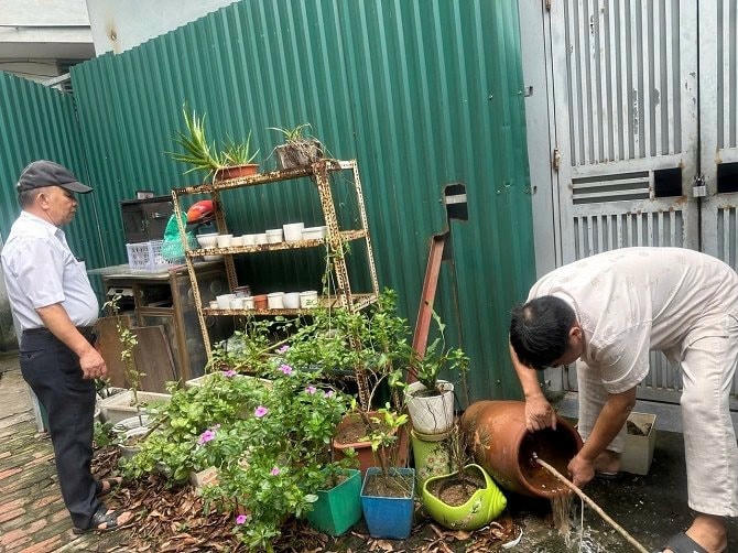 Triển khai các hoạt động phòng, chống sốt xuất huyết tại quận Hai Bà Trưng. Ảnh: Sở Y tế Hà Nội.