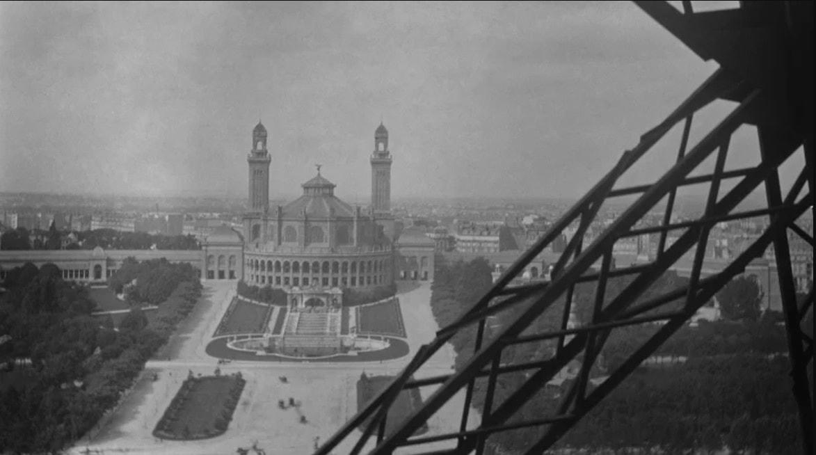 Bất kỳ ai cũng có thể thưởng ngoạn quang cảnh mà tòa tháp có được. Ảnh: Grunge.