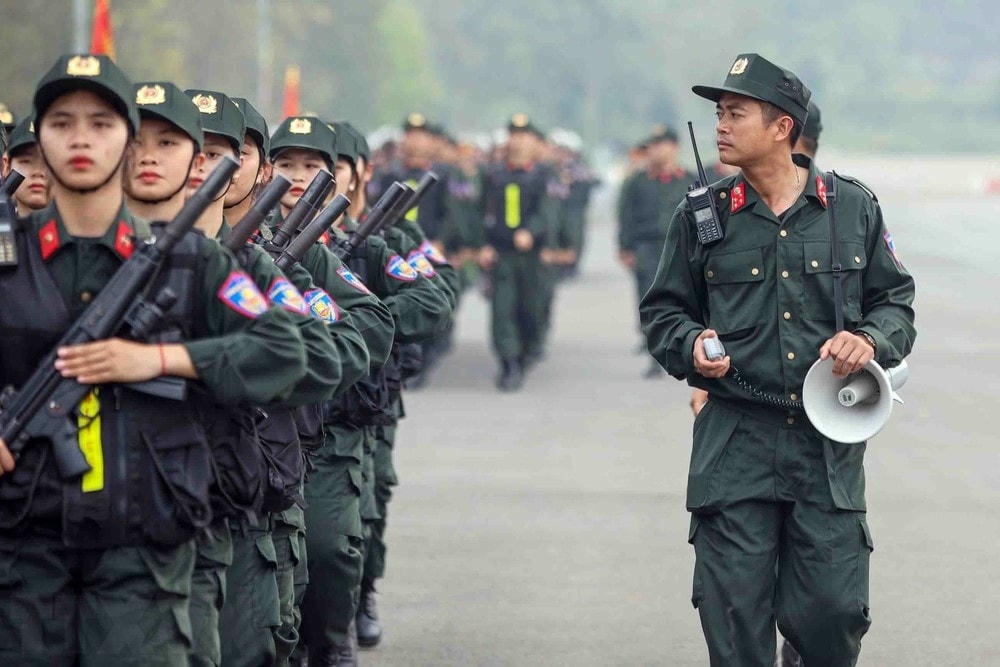 Khối nữ Cảnh sát Đặc nhiệm tích cực tập luyện. (Ảnh: Phạm Kiên/TTXVN) ttxvn_duyet binh dien bien (8).jpg