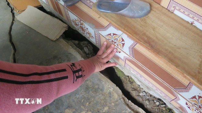Sạt lở gây sụt lún và nứt nghiêm trọng tại sân nhà bà Viên Thị Luân (tổ dân cư 15, phường Pom Hán thành phố Lào Cai). (Ảnh: Hương Thu/TTXVN) ttxvn-sat-lo-dat-lao-cai-2.jpg