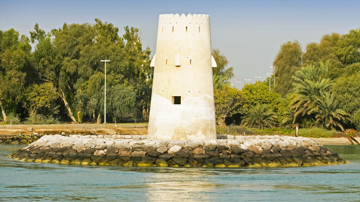 Pháo đài Maqta: Pháo đài có từ thế kỷ 18 này ở cửa ngõ vào hòn đảo chính của Abu Dhabi, được xây dựng bằng các vật liệu cơ bản như đá san hô, đá bãi biển và cát. Ảnh: CNN.