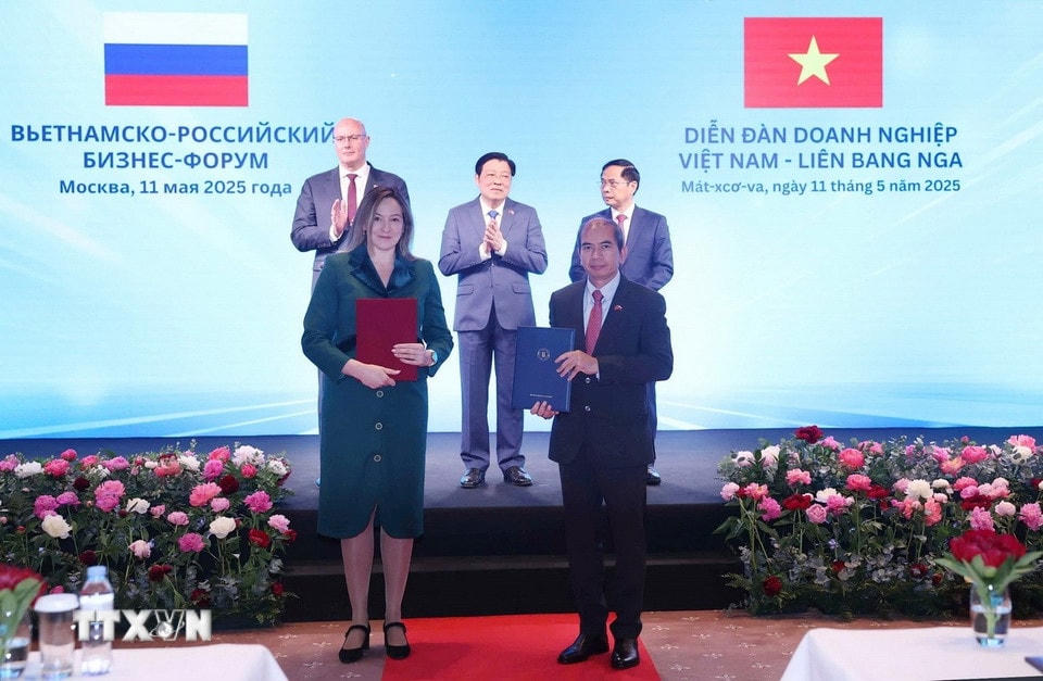 Lễ trao các văn kiện hợp tác giữa doanh nghiệp hai nước. (Ảnh: Thống Nhất/TTXVN)