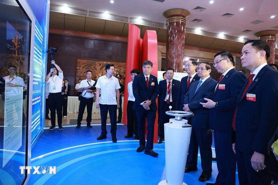 Thủ tướng Phạm Minh Chính tham quan trưng bày thành tựu của Tập đoàn Petrovietnam. (Ảnh: Dương Giang/TTXVN)