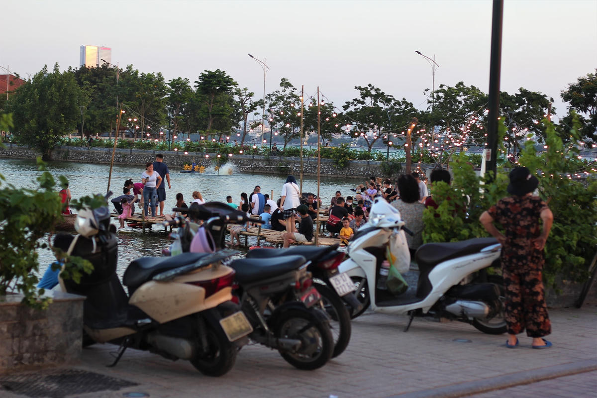 Doanh nghiệp thả cá Koi cũng cho lắp đặt hệ thống camera để vừa giám sát vừa bảo vệ đàn cá Koi. Ông Đức Ngọc - bảo vệ tại đây cho biết mình được phân công trực từ 16h đến sáng hôm sau nhằm đảm bảo cá không bị câu trộm cũng như giữ gìn trật tự, tránh ùn tắc giao thông.