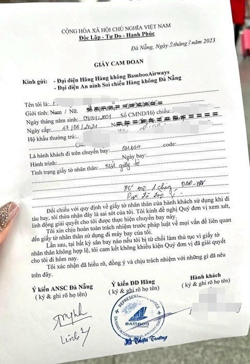 Hành khách không có giấy tờ được đại diện của hãng Bamboo Airways và an ninh sân bay Đà Nẵng bảo lãnh lên máy bay sau khi chuyển khoản hơn 1 triệu đồng với nội dung: 
