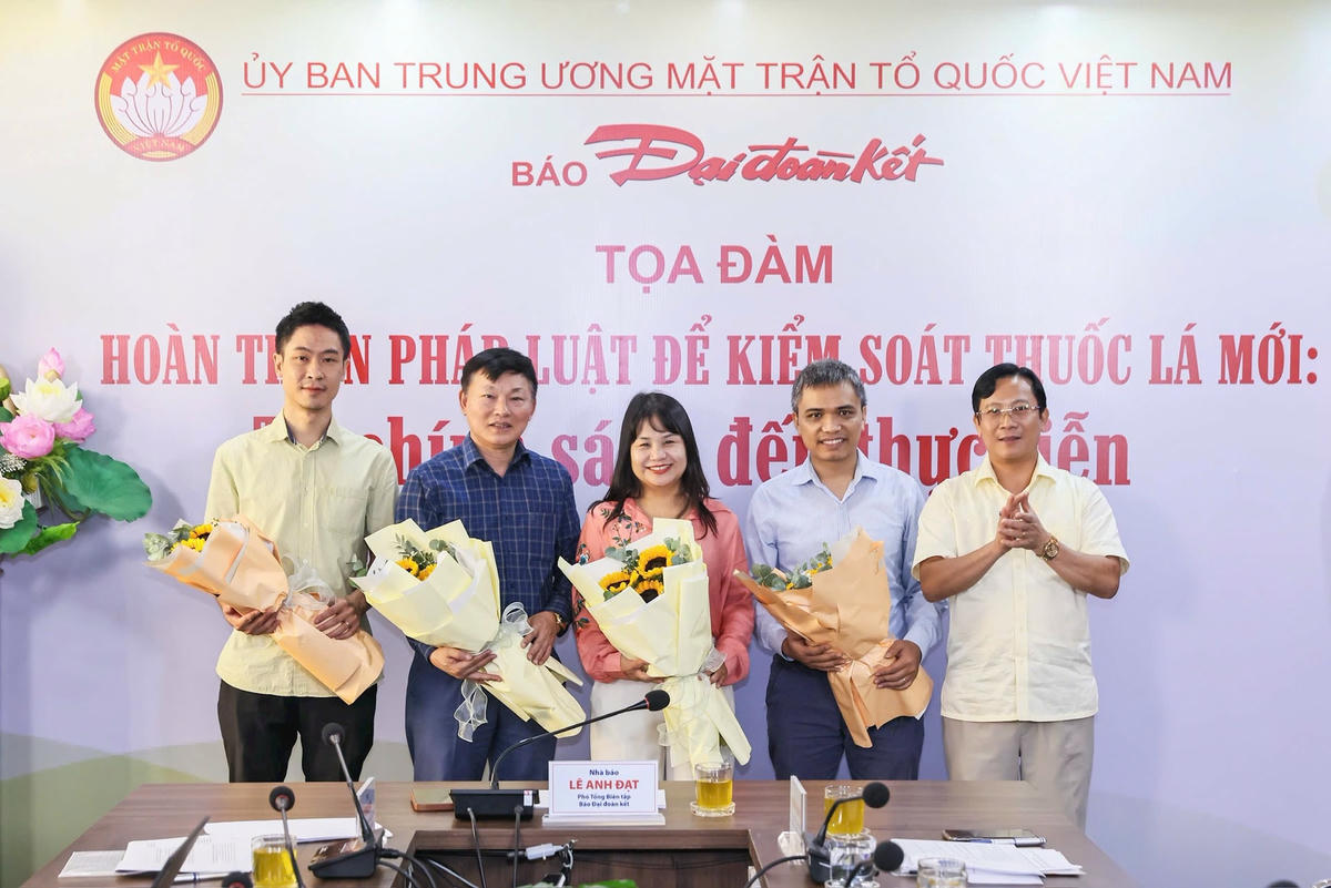 Nhà báo Lê Anh Đạt, Phó Tổng Biên tập Báo Đại Đoàn Kết chụp ảnh lưu niệm cùng các khách mời tham dự tọa đàm. Ảnh: Quang Vinh.