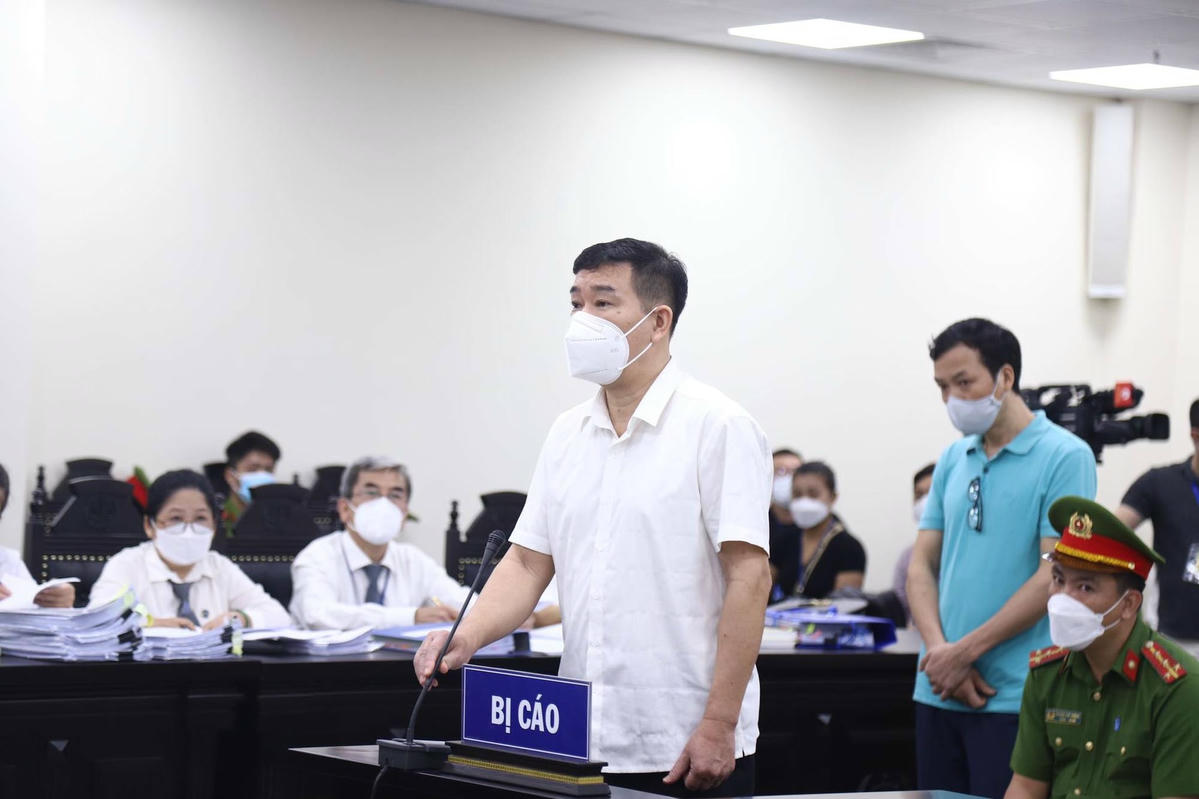 Đứng trên bục xét hỏi bị cáo Phùng Anh Lê liên tục trả lời