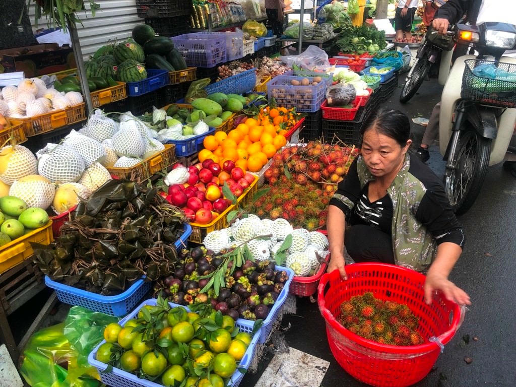 Tiểu thương chuẩn bị nhiều mặt hàng để khách lựa chọn.