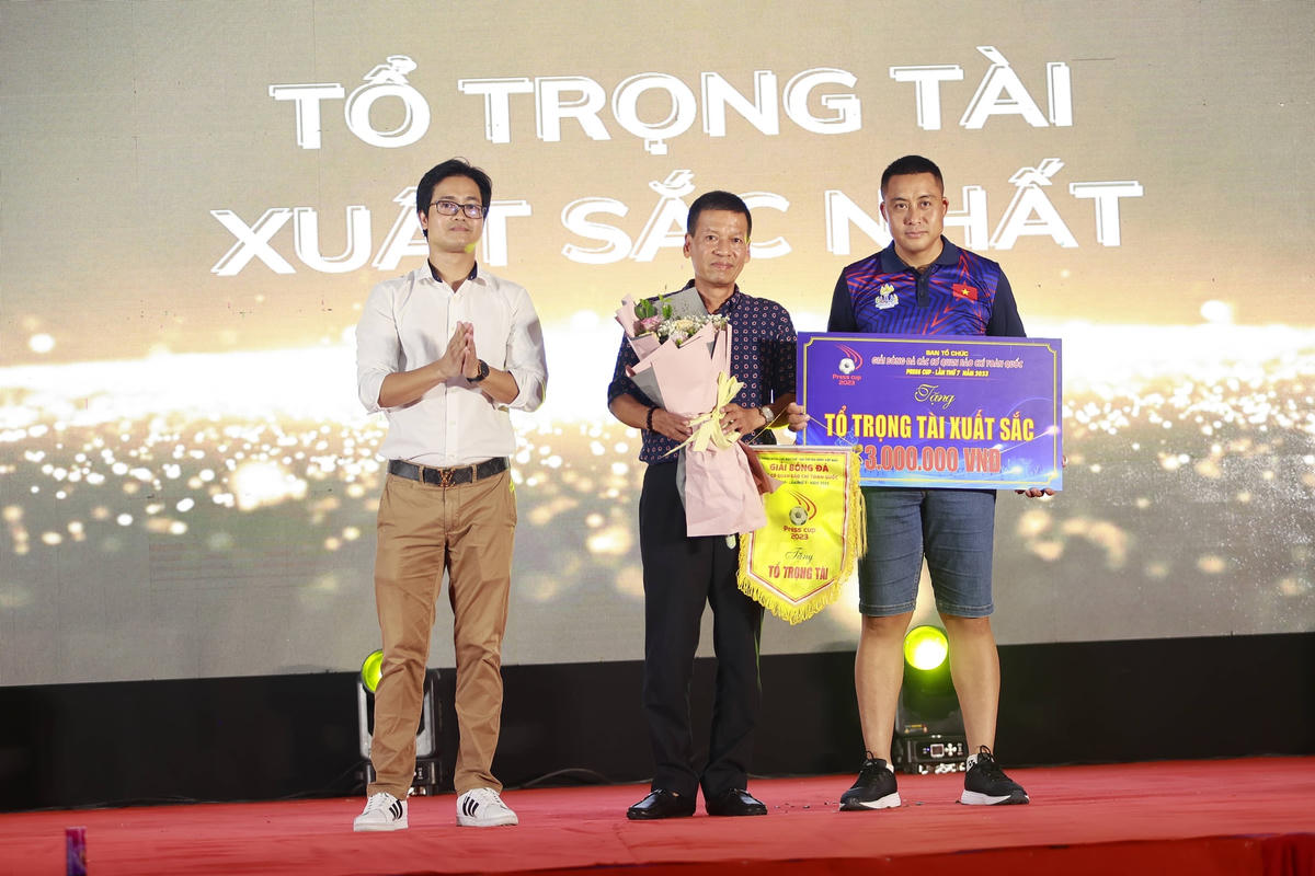 Đại diện BTC tặng hoa và phần thưởng cho tổ trọng tài điều hành chung kết Press Cup 2023.