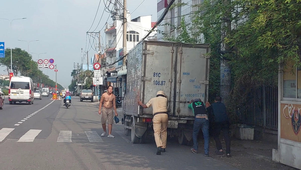 Lực lượng đội CSGT An Sương giúp đẩy phương tiện bị hư trong lúc giao thông những ngày giáp Tết.