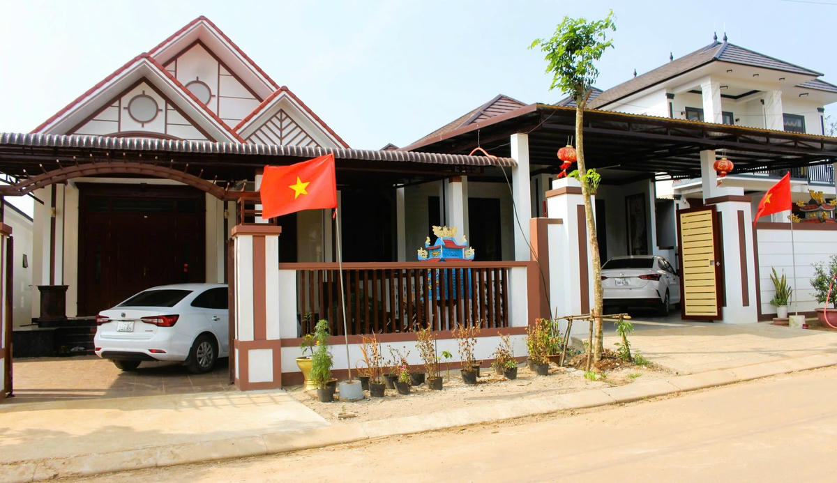 “Phố mới” hình thành ở các khu TĐC phục vụ thi công cao tốc Vạn Ninh - Cam Lộ. Ảnh: D.L.