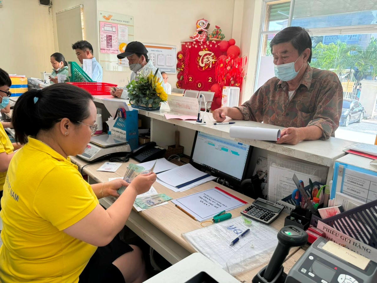 Ngay trong ngày 2/7, BHXH TP. Hồ Chí Minh sẽ hoàn thành chi trả lương hưu, trợ cấp xã hội qua tài khoản