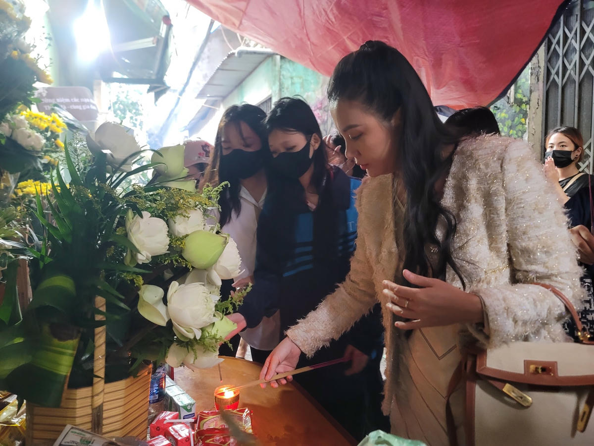 Chị Judy Trịnh ở sài gòn tối hôm qua 13/9, đọc báo thấy vụ việc nên thay mặt Tập thể cán bộ phong khám đa khoa Drip Hydration (200A Cao thắng quận 10 hcm) & mega gangnam (454 xã đàn, Hà Nội) đến ủng hộ và thắp hương cho các nạn nhân xấu số.