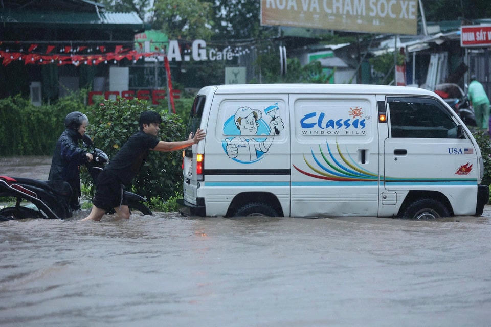 Tới gần 8 giờ sáng, những cơn mưa lớn vẫn tiếp diễn. (Ảnh: Hoài Nam/Vietnam+)