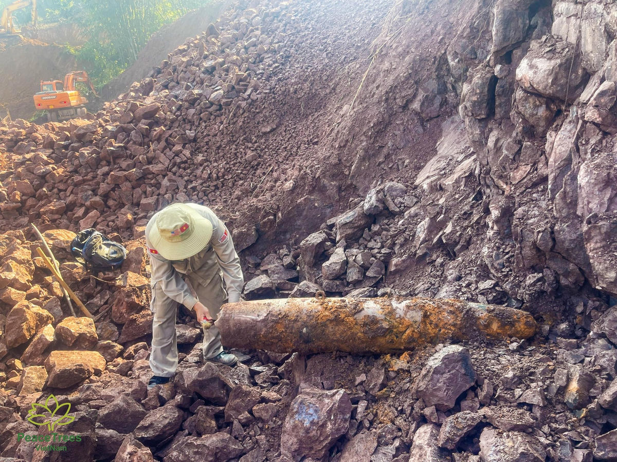 Đội Xử lý bom mìn lưu động tiếp cận hiện trường, dùng xe chuyên dụng di chuyển quả bom về nơi tập kết để tiến hành hủy nổ. Ảnh: Đội rà phá bom mìn lưu động.