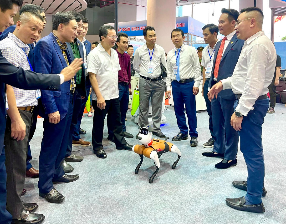 Chủ tịch UBND tỉnh Quảng Ninh Cao Tường Huy Triển lãm có sự tham gia của nhiều doanh nghiệp công nghệ