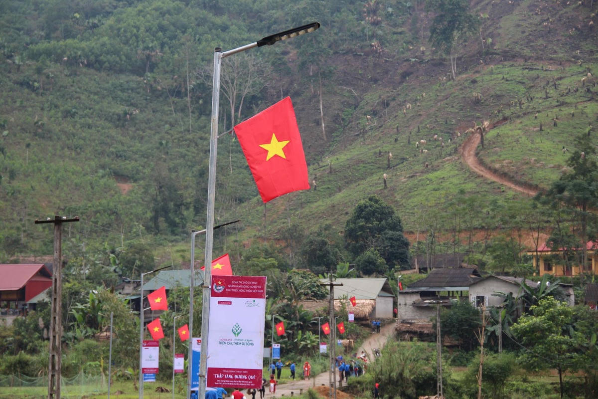 Những công trình đèn điện mang lại ánh sáng và diện mạo mới cho làng quê.