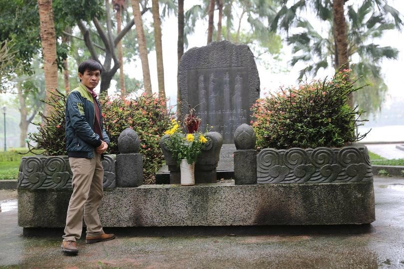 Mộ thi sỹ Tú Xương trong Công viên Hồ Vị Xuyên (TP Nam Định)