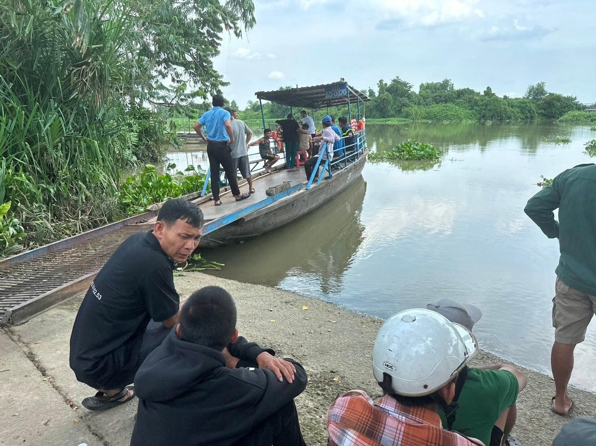 Lực lượng chức năng và người dân đang tìm kiếm các em mất tích - Ảnh: CA