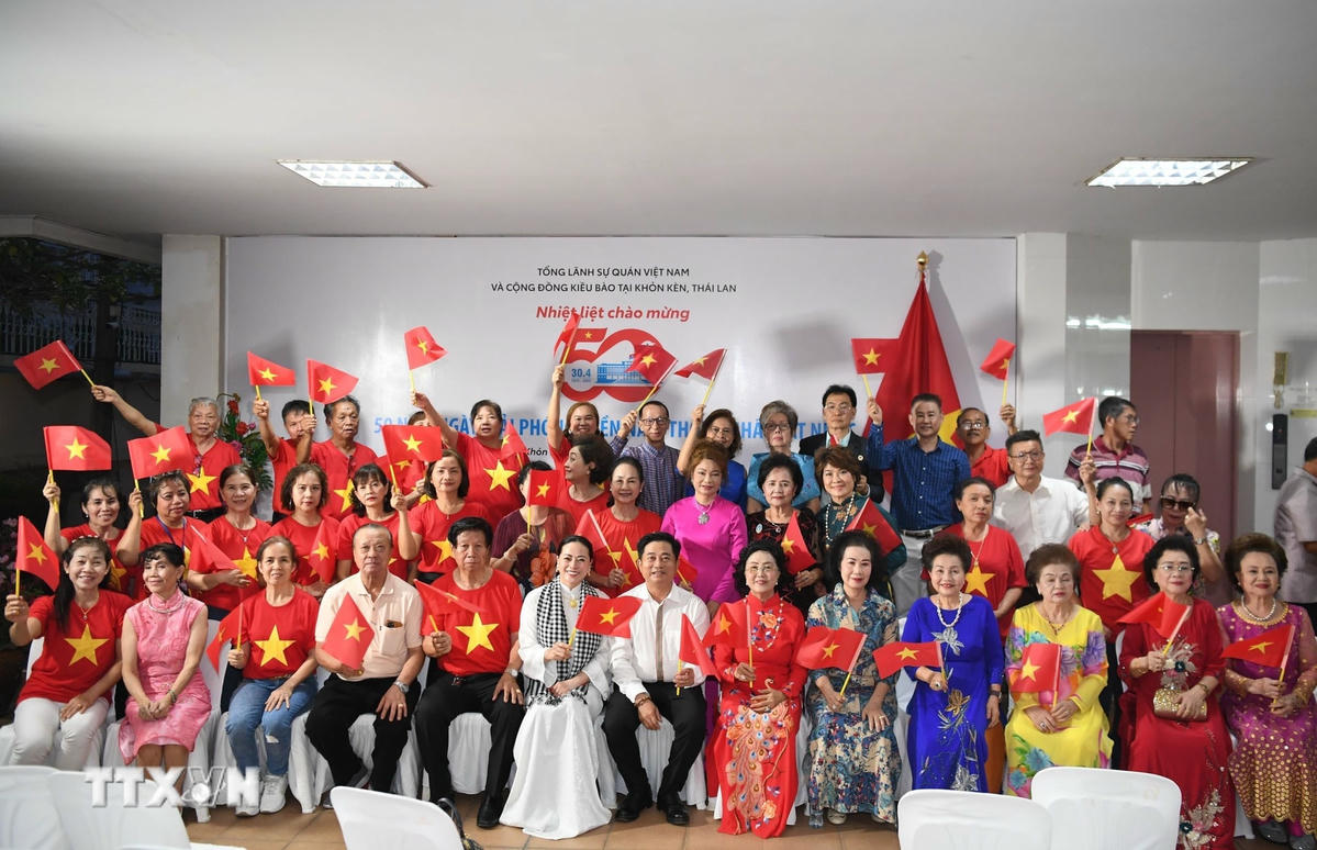 Kiều bào vùng Đông Bắc Thái Lan dự lễ kỷ niệm 50 năm thống nhất đất nước. (Ảnh: TTXVN phát) ttxvn-kieu-bao-viet-nam-o-thai-lan-1205.jpg