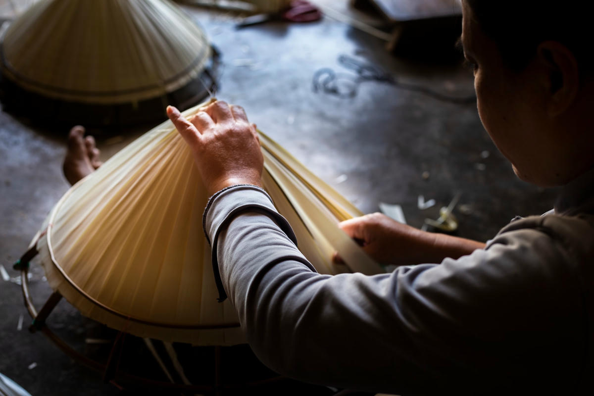 Sau khi làm lá xong, người thợ sẽ tiến hành xếp lá vào khung. Khung nón được làm từ những thanh nứa khô và dẻo sau đó được vót nhỏ, uốn thành những vòng tròn có đường kính khác nhau và lần lượt từ thấp đến cao, nan lớn rồi nan nhỏ để dựng thành khung nón có hình chóp nhọn.