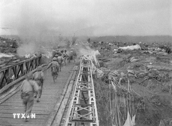 Bộ đội ta vượt qua cầu Mường Thanh, tấn công vào Sở chỉ huy Tập đoàn cứ điểm Điện Biên Phủ. (Ảnh: Tư liệu TTXVN) ttxvn-chien-dich-dien-bien-phu3.jpg