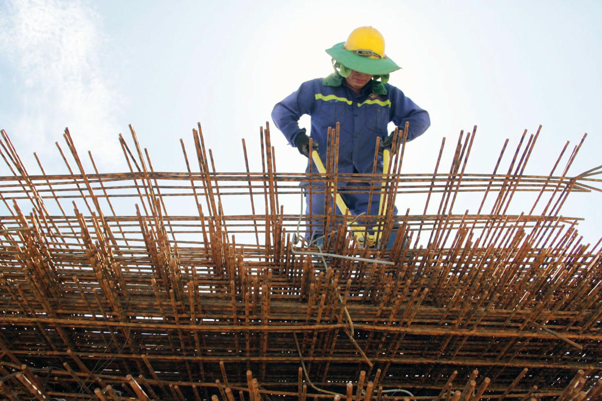 Công nhân CIENCO 4 đội nắng thi công hầm Thần Vũ.