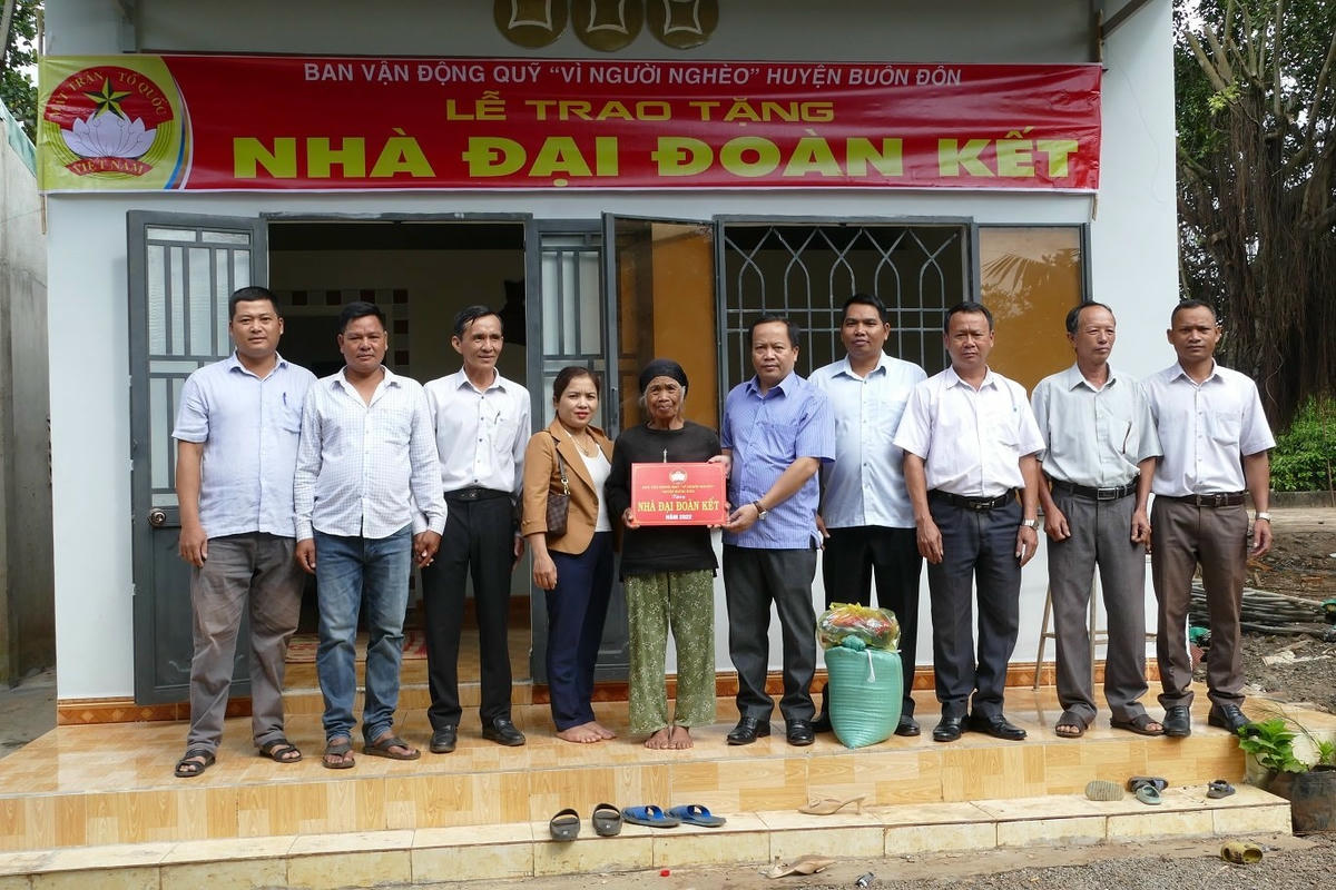 Mặt trận huyện Buôn Đôn trao nhà Đại đoàn kết cho hộ nghèo.